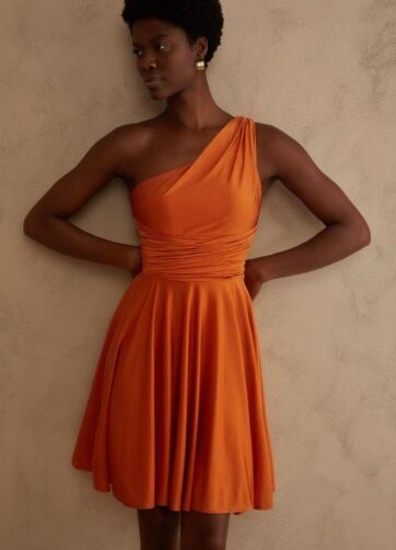 Κοντό πορτοκαλί φόρεμα με έναν ώμο.
